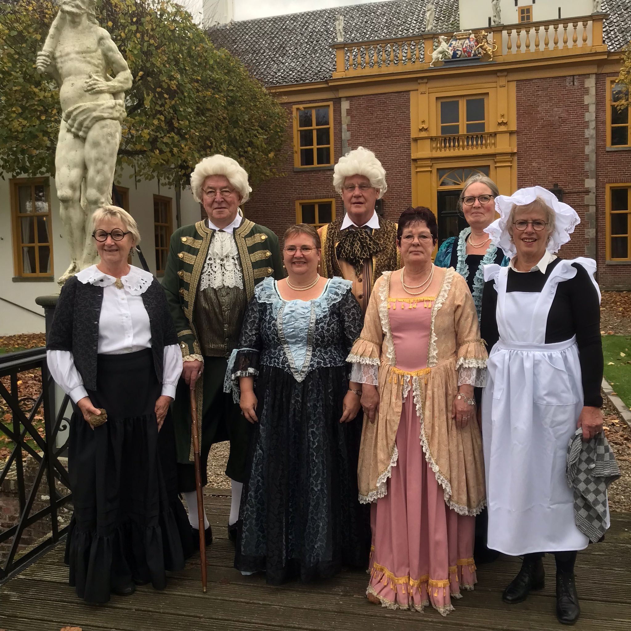 groep volwassenen verkleed
