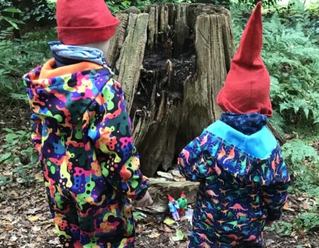 twee kinderen verkleed als kabouter