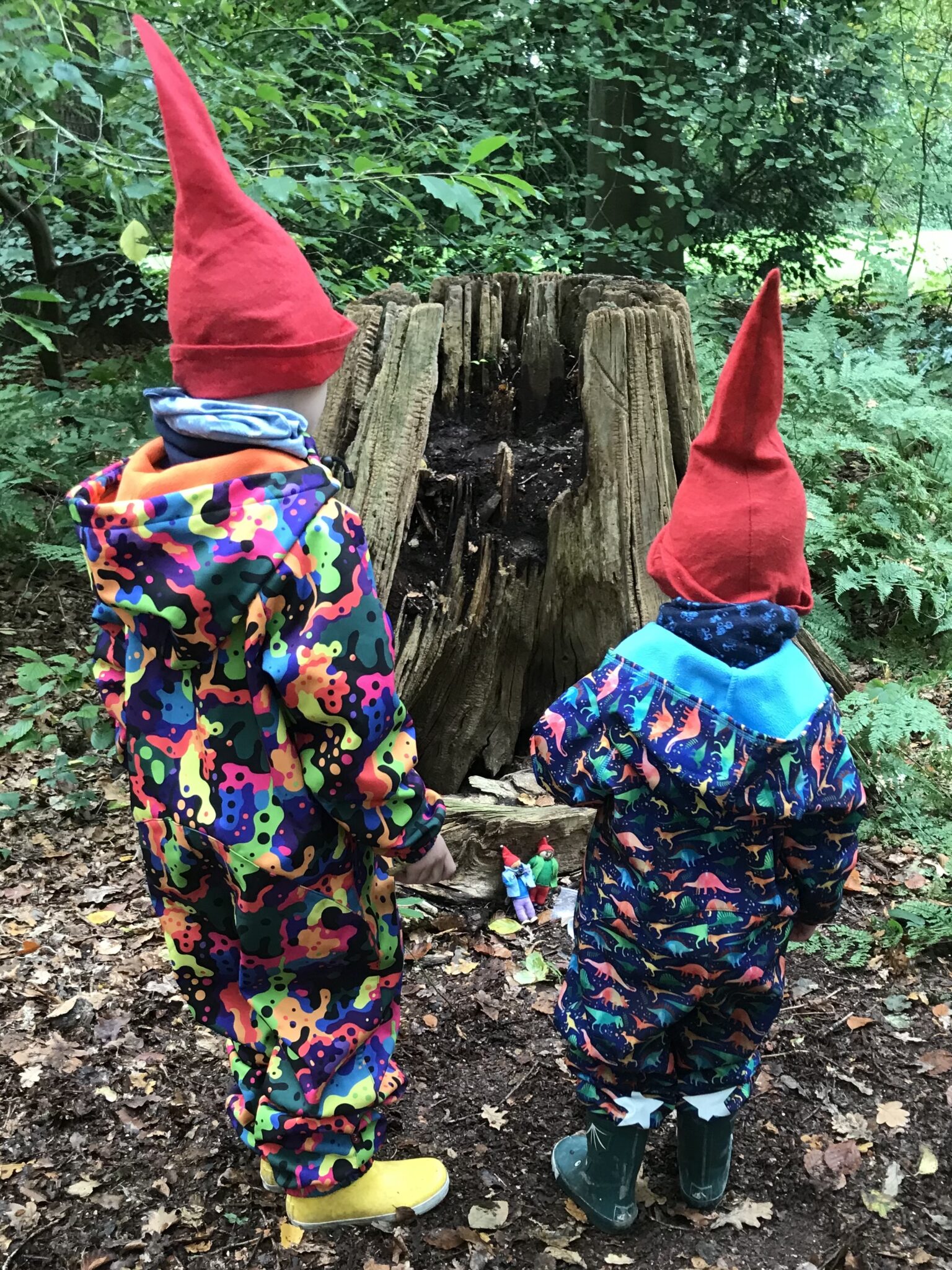 twee kinderen verkleed als kabouter