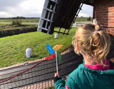 kind bij een molen