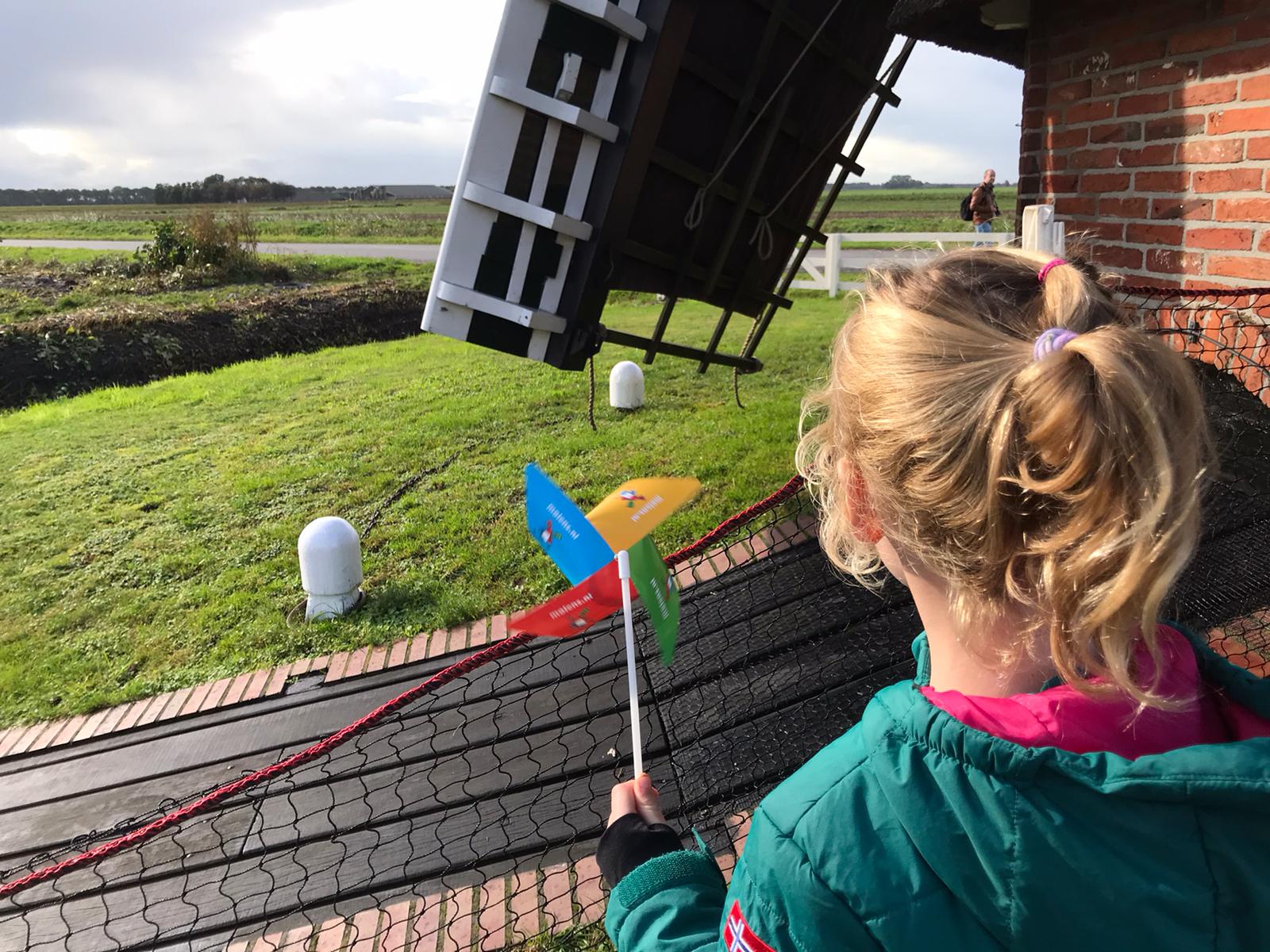 kind bij een molen
